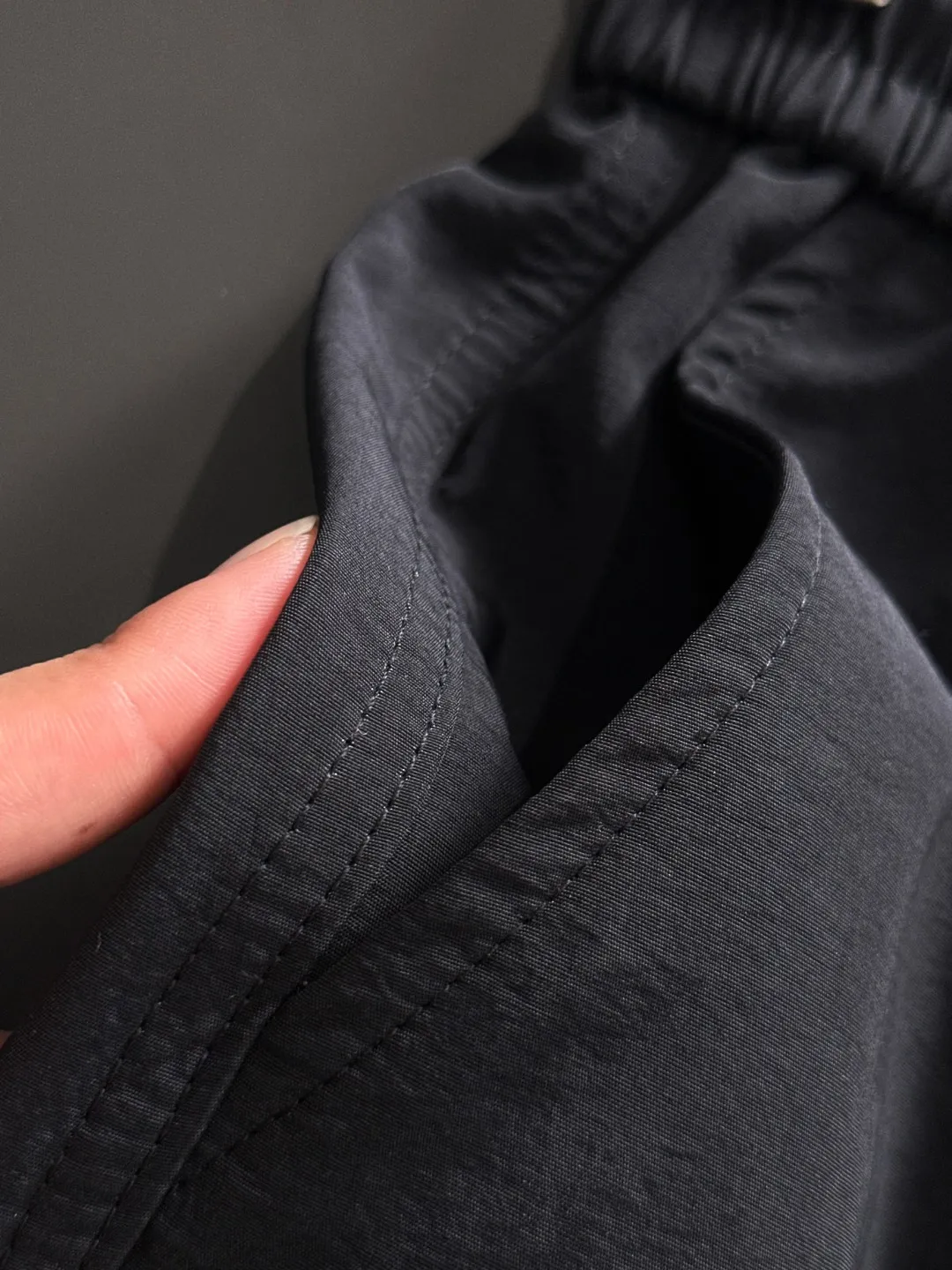 2-3 days to ship P360 Stone lsland/Stone Island Mouth Co-branded Exclusive launch of 25ss autumn and winter new high-quality trousers Compare real-life details at will The craftsmanship that ordinary small workshops cannot copy Top-level ZP development Unique imported fabric feel Purely imported German machine production Precision operation Ten thousand needle density A pair of trousers with rich details You can see the development strength A full set of new accessories can be customized simultaneously Simple yet elegant Soft, delicate and comfortable The upper body is versatile and fashionable A perfect choice for autumn and winter, a must-have item. Sizes: M to 3XL (please state your height and weight when placing an order)
